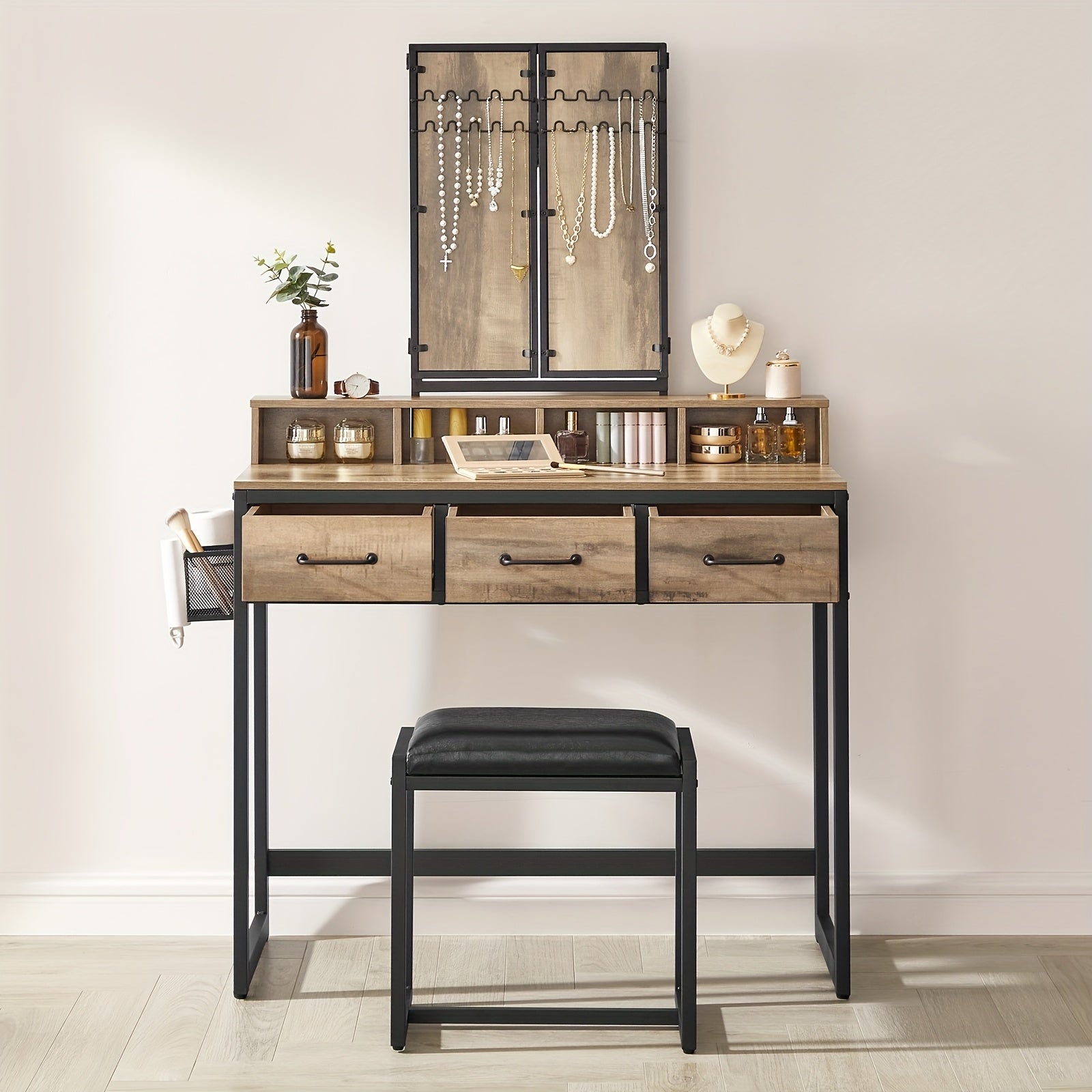 Kaptafel – Make-up Tafel – Cosmetische Tafel – Opmaaktafel – Visagie Tafel – Donker Hout & Zwarte Poten – 3 Laden en Driedelige Spiegel – Ingebouwde Haardrogerhouder – Met Krukje – Ruimtebesparend Design - QUORE