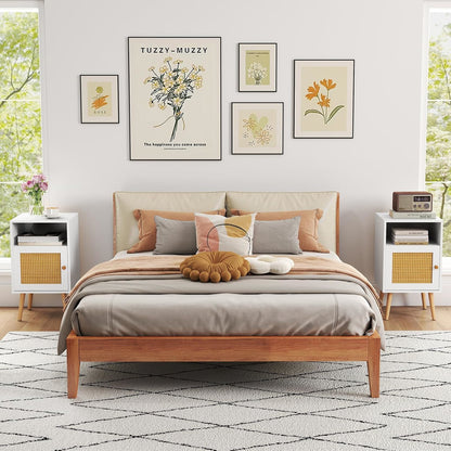 Rattan Nachtkastje – Bedtafel – Bijzettafel – Sidetable – Nachtkastje Met Opbergruimte – PE Rattan Deur – Massief Houten Poten – Farmhouse Stijl – Wit – 3 Opbergvakken – Anti-Kantel Veiligheid