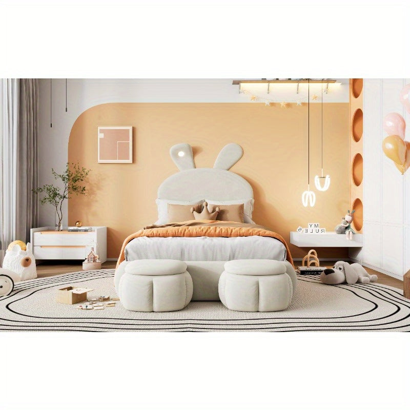 Eenpersoonsbed – Slaapbed – Bedframe – Kinderbed – Stapelbed – Beige Stoffen Bekleding – Verstelbare Warmlichtstrips – Inclusief 2 Opberghockers – 90x200 cm