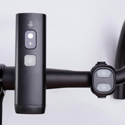 Fietslamp - Fietslicht - Fietsverlichting - met Intelligente Nachtrijmodus & Dagrijmodus - IPX7 Waterdicht - voor Fiets - Aluminium - 1400Lm - Zwart