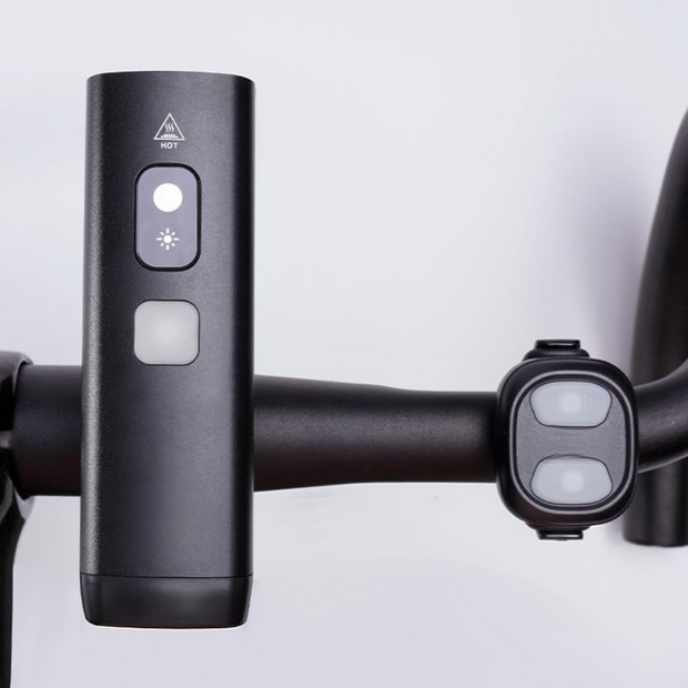 Fietslamp - Fietslicht - Fietsverlichting - met Intelligente Nachtrijmodus & Dagrijmodus - IPX7 Waterdicht - voor Fiets - Aluminium - 1400Lm - Zwart