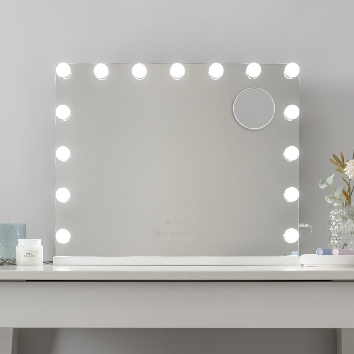 Flamingueo Make-upspiegel met Verlichting - 15 LED - 3 Modi - Instelbare Intensiteit - Touch Control - USB-Poort - Vergrootspiegel Inbegrepen - Vanity Mirror - Wit - 58x12x48cm