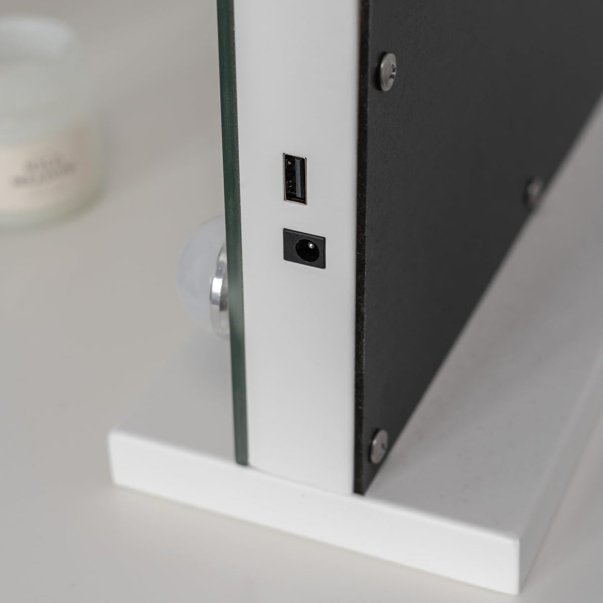 Flamingueo Make-upspiegel met Verlichting - 15 LED - 3 Modi - Instelbare Intensiteit - Touch Control - USB-Poort - Vergrootspiegel Inbegrepen - Vanity Mirror - Wit - 58x12x48cm