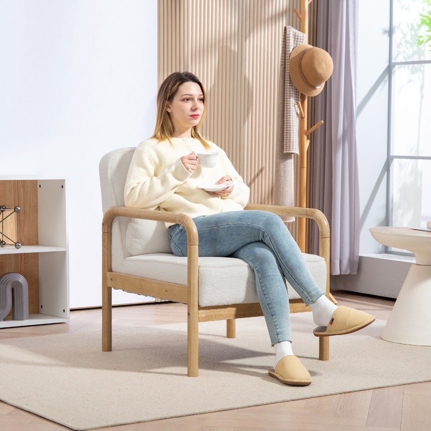 Fauteuil – Accentstoel – Gestoffeerde Stoel – Loungestoel – Zetel – Moderne Witte Stoffen Bekleding – Rubberhouten Frame – Inclusief Sierkussen – Extra Comfortabele Zitting