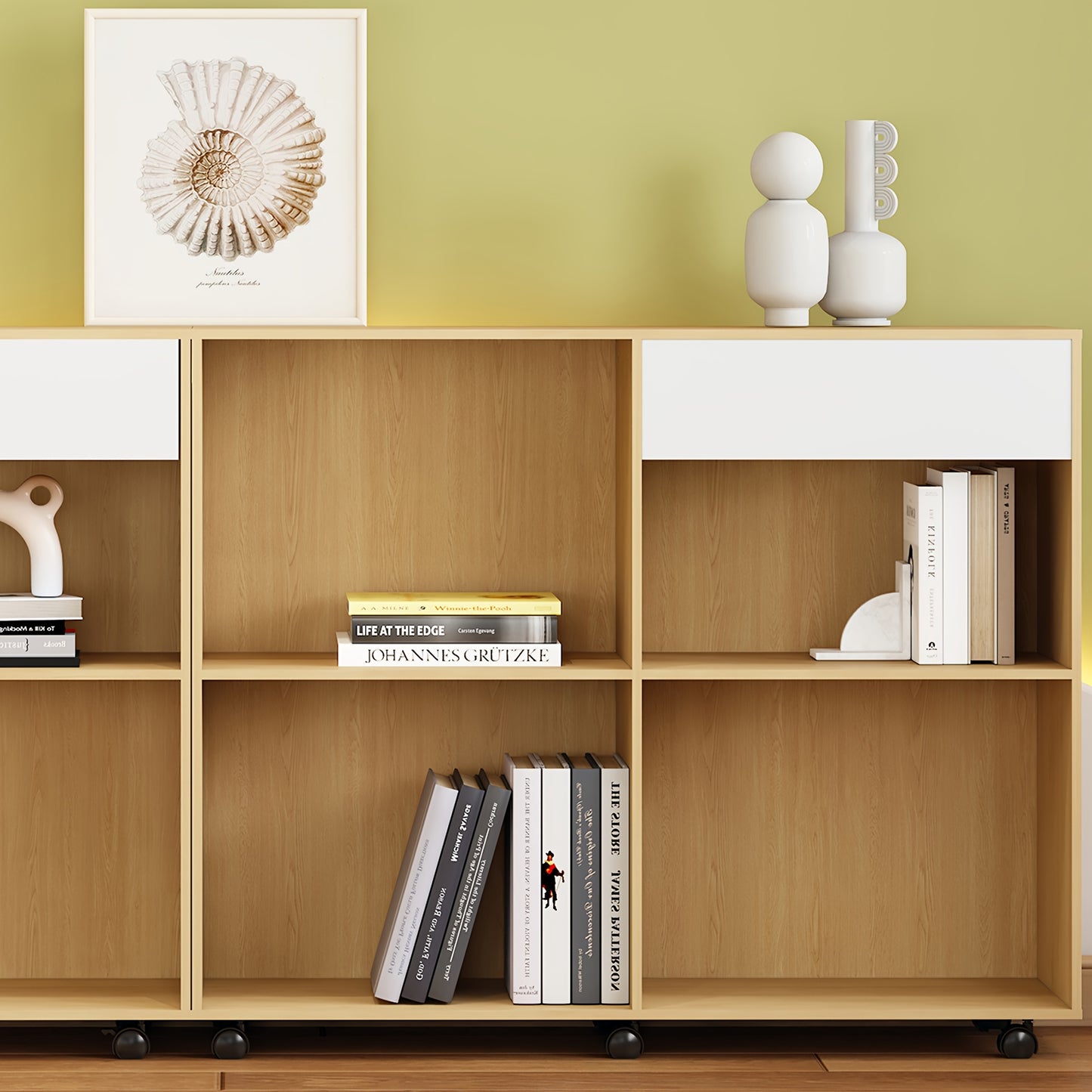 Boekenkast – Opbergkast – Vakkenkast – Stellingkast – Open Kast – Bamboe Materiaal – 6 Planken + Verborgen Deurtje – Vrijstaand – 69 cm Hoog – Natuurlijk Beige/Wit – 3,2 Kubieke Voet Opbergruimte – Modern Minimalistisch Design