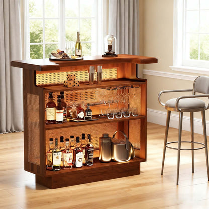 4-Traps Rattan Bartafel – Barkast – Serveerwagen – Drinktafel – Barplank – 4 Bekerhouders – Verhoogde Basis 13 cm – E1 Deeltjesplaat Caramelbruin