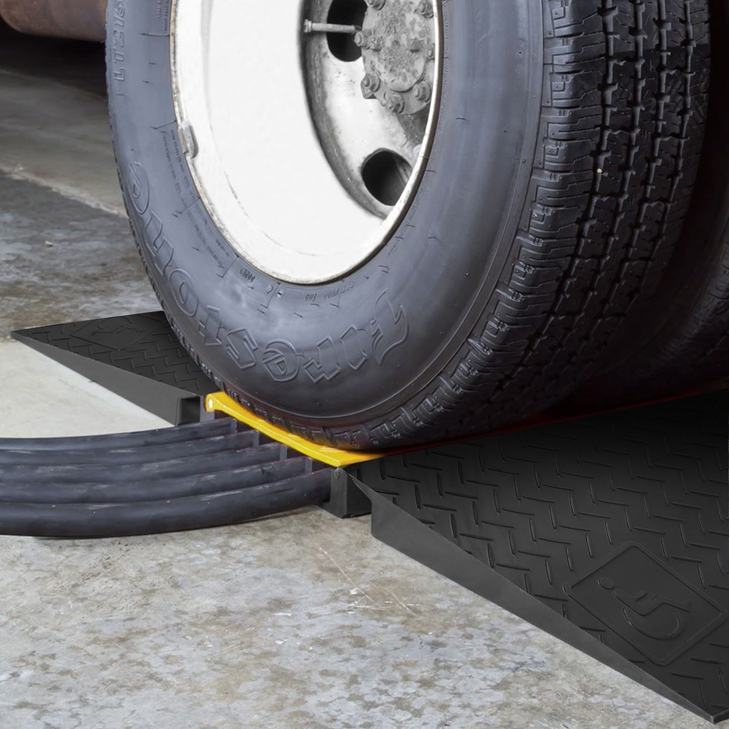 Kabelgoot – Kabelbrug – Kabelbeschermer – Kabelmat – Kabelmanagement – 5 Kanalen – Industrieel Rubber – Draagkracht 10.000 kg per Wiel
