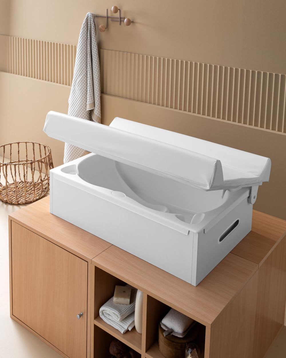 G.A. Baby Collection Badkuip met deksel en kussen, 80 x 50 x 29 cm, ergonomische vorm met antislip zitting, gemaakt in Italië