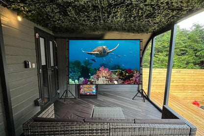 Projectorscherm met standaard, 150 inch filmprojectiescherm voor binnen en buiten, 4K HD 16: 9 kreukvrij ontwerp voor filmavond in de achtertuin (gemakkelijk schoon te maken, 1,1 versterking, 160 °