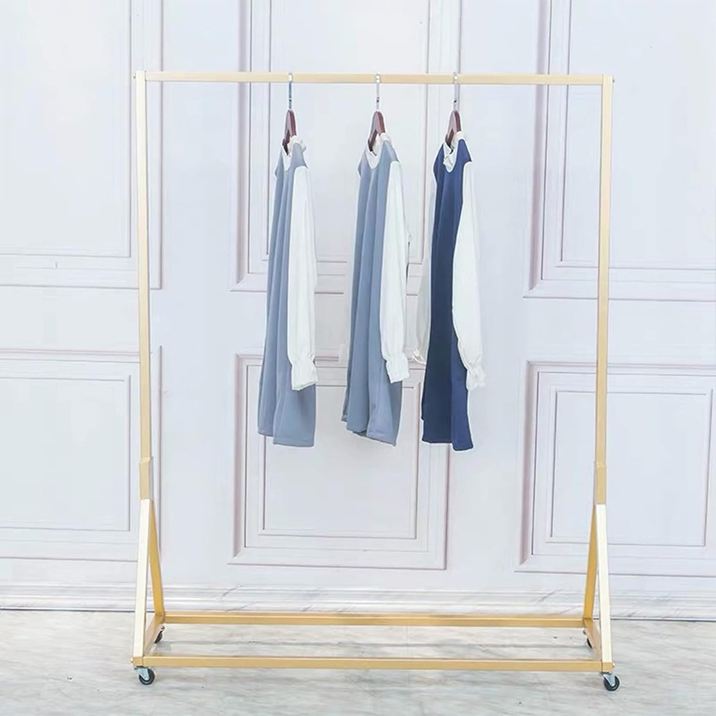 Kledingwinkel Moderne rollende kleding displaystandaards met wielen, opslag schoenentas pijpplank, organisatie kledingrek, thuiskleding hangende planken (goud zonder houten bord, 47,2 inch