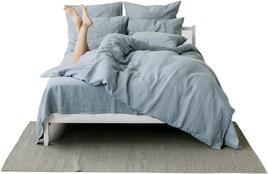 Beddengoedset van 100% stonewashed linnen in grijs-blauw. De set bevat 1 dekbedovertrek van 135 x 200 cm en 1 kussensloop van 40 x 80 cm. Dekbedovertrek met ritssluiting, kussenslopen met