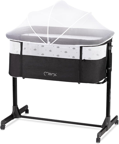 Momi Revo Multifunctionele bijzet- en kinderbed, 6-traps in hoogte verstelbaar van 72 tot 82 cm, met wielen, incl. matras, bevestigingsriemen, insectenbescherming en beugel met speelgoed