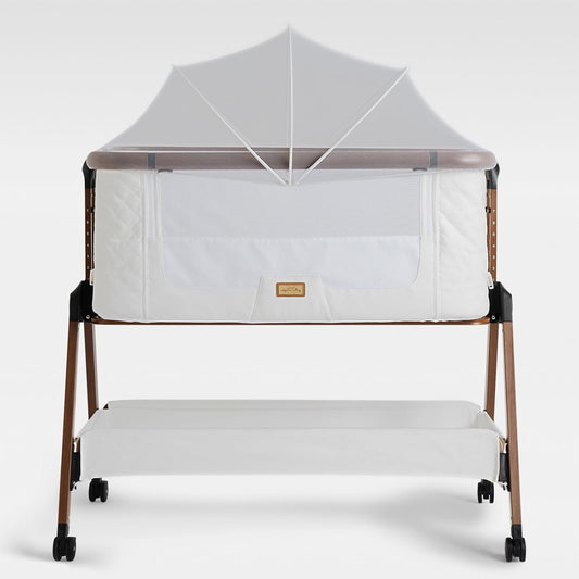 SnooBee Next To Me bijzetbed & kinderbed, vrijstaand, 6 hoogteniveaus, wielen, matras, zijpanelen van ademend mesh met muggennet, opvouwbaar met tas (0-6 maanden), wit/bruin