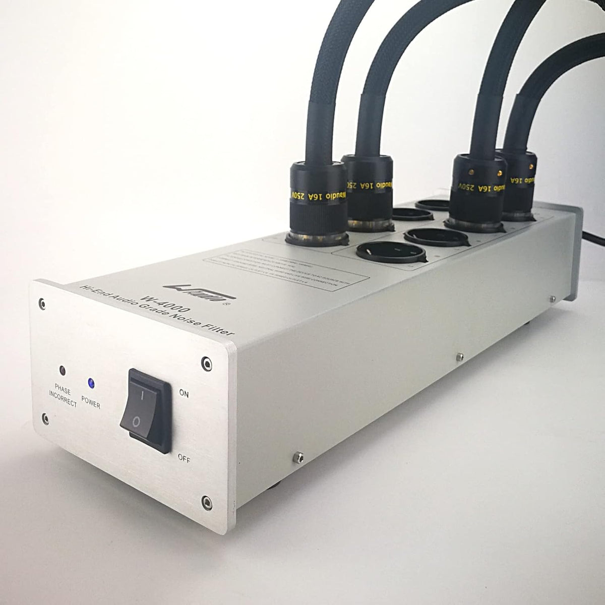 Stroomfilter Zilver – Power Conditioner – Netfilter – Spanningsfilter – Vermogensreiniger – 4 Gefilterde en 4 Directe Stopcontacten – Metalen Behuizing