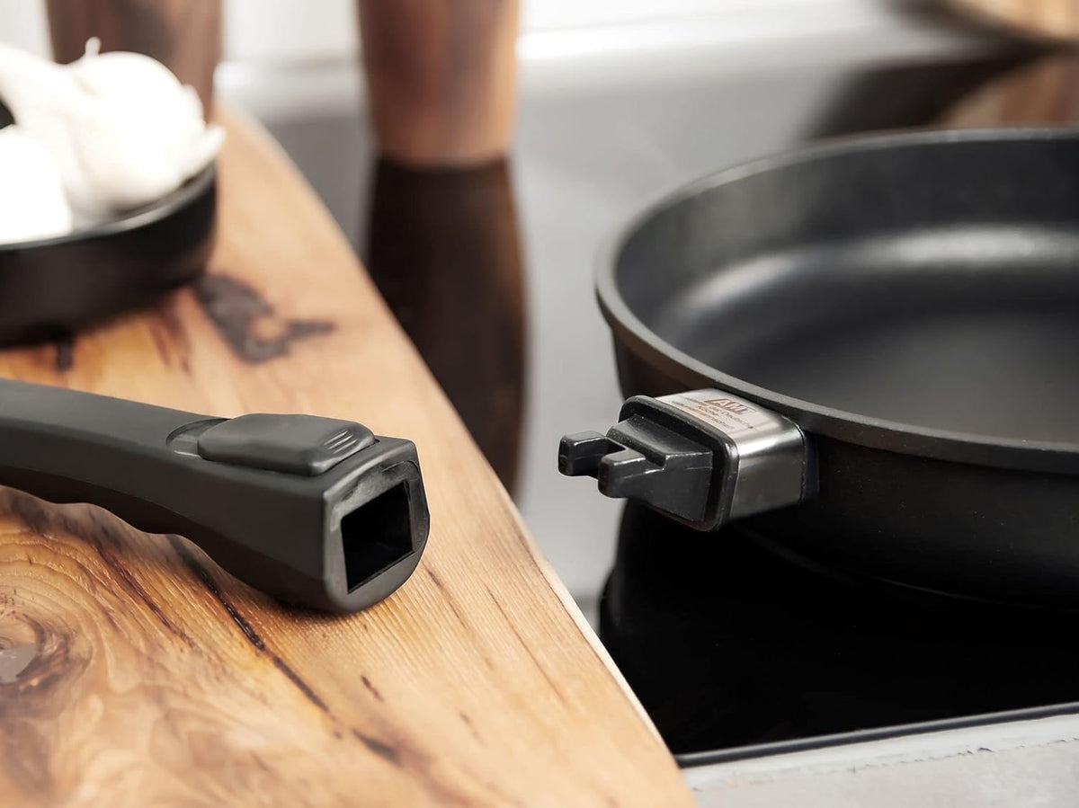 AMT Gastroguss Lotan® AMZN-I-432-Z20B Frying Pan, 32 cm Diameter, Swivel Pan, 4 cm High, Removable Handle, Induction Non-Stick Coating, Cast Iron Pan (Cast Aluminum), - QUORE