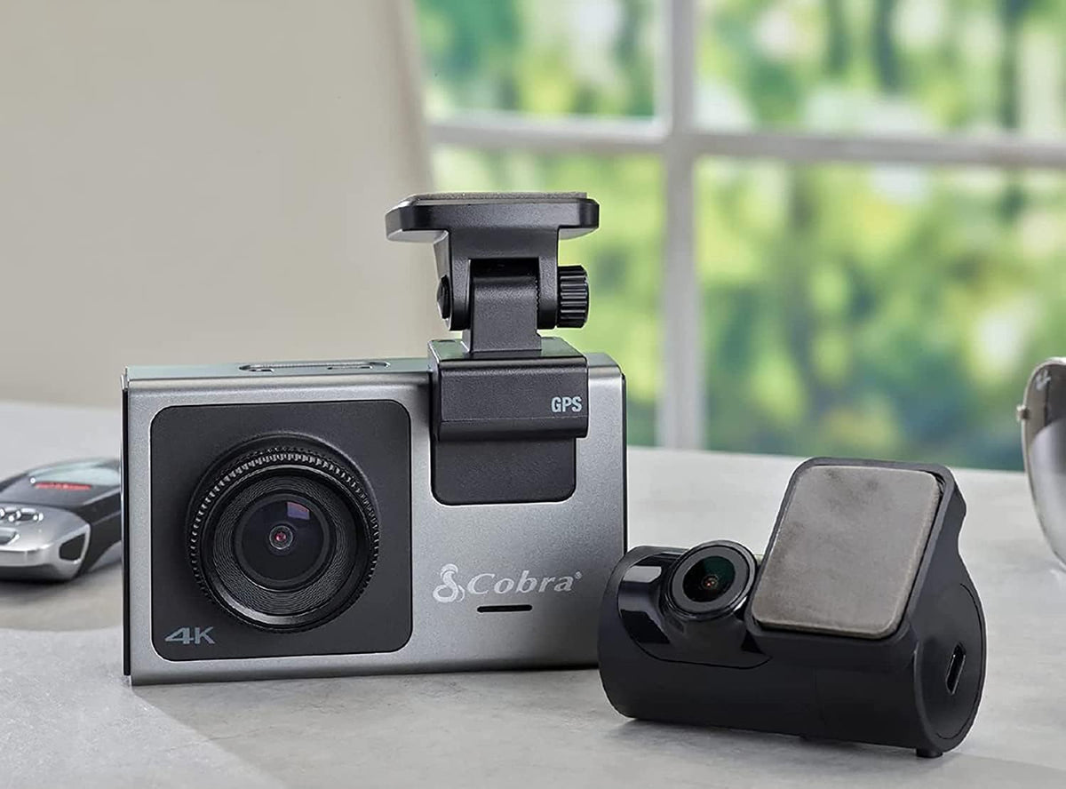Cobra SC400D dashcam + achtercamera - 4K-resolutie, Alexa, geschikt voor 3 camera's, realtime stuurprogrammawaarschuwingen, heads-up navigatie, Emergency Mayday, Drive Smarter App, 3 "touchscreen,
