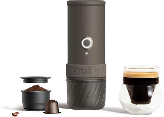 OutIn Mino Draagbare Elektrische Espressomachine, Mini Camping Koffiemachine voor Reizen, Zakformaat Koffiemachine met USB-C Zelfverwarming, Geschikt voor Gemalen Koffie & NS Capsule
