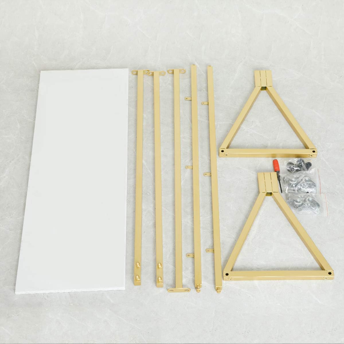 Kledingrek – Garderoberek – Kledingstandaard – Hangrek – Vrijstaand Kledingrek Goudkleurig – Metalen Frame En Houten Plank – Met 4 Rubber Wielen En Verstelbare Antislipvoeten