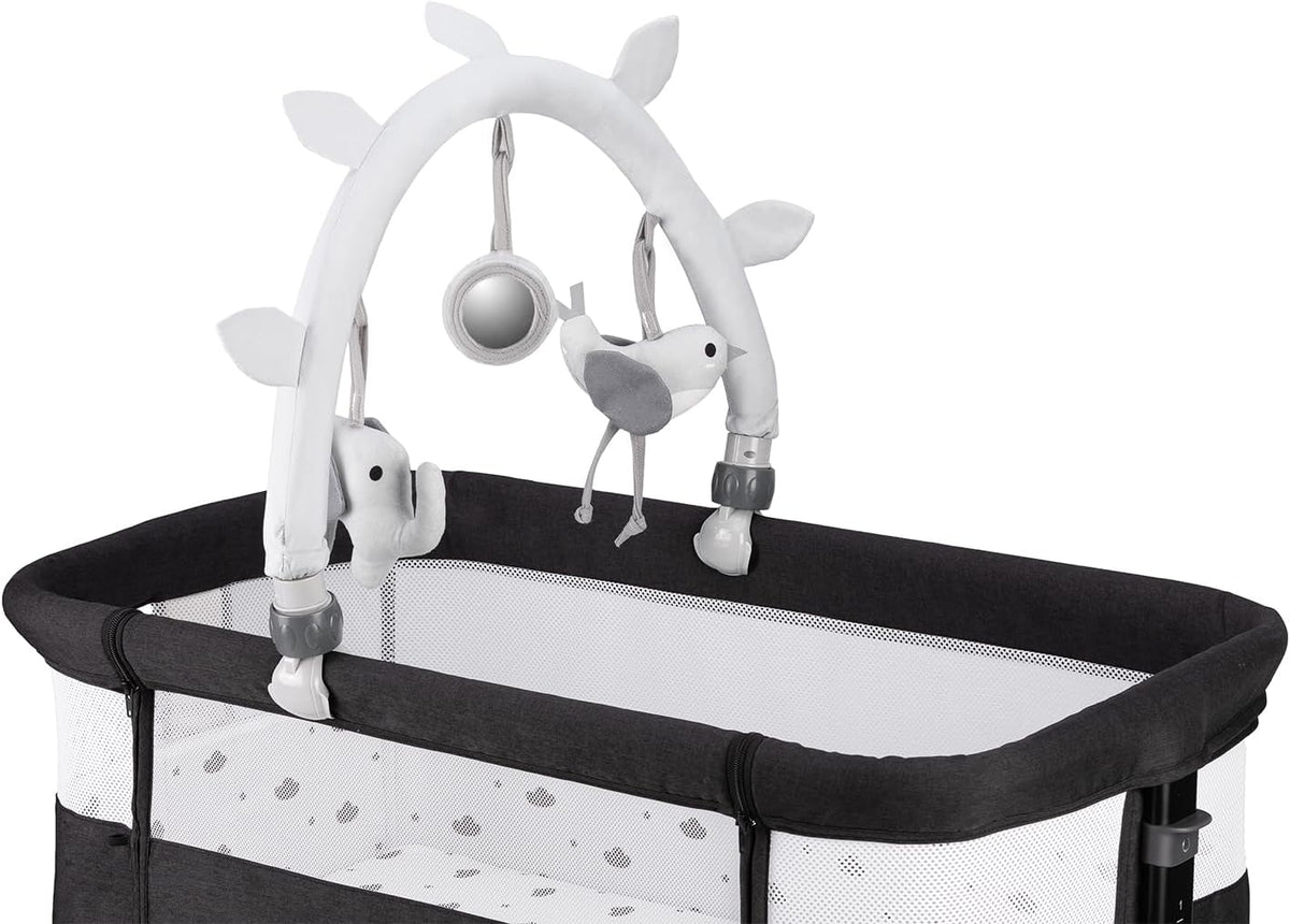 Momi Revo Multifunctionele bijzet- en kinderbed, 6-traps in hoogte verstelbaar van 72 tot 82 cm, met wielen, incl. matras, bevestigingsriemen, insectenbescherming en beugel met speelgoed