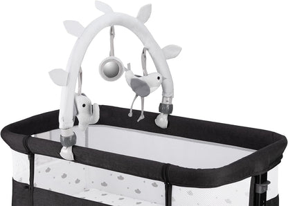 Momi Revo Multifunctionele bijzet- en kinderbed, 6-traps in hoogte verstelbaar van 72 tot 82 cm, met wielen, incl. matras, bevestigingsriemen, insectenbescherming en beugel met speelgoed