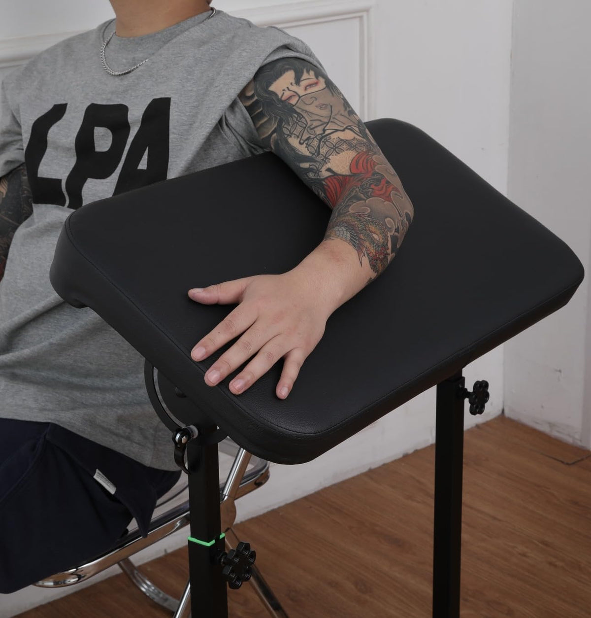 Arm- en handhouder voor tatoeages met groot paneel – optimaal comfort, maximale stabiliteit voor professionele tattoo-artiesten