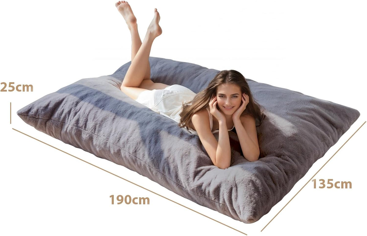 MAXYOYO Enorme zitzak-bed, vierkante zitzakstoel, grote bank met pluche overtrek en pluizige vulling voor volwassenen, koppels en gasten (houtskool, 135 x 190 cm)
