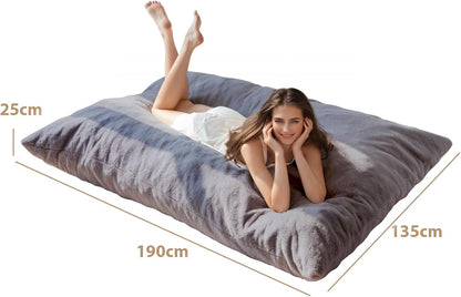 MAXYOYO Enorme zitzak-bed, vierkante zitzakstoel, grote bank met pluche overtrek en pluizige vulling voor volwassenen, koppels en gasten (houtskool, 135 x 190 cm)
