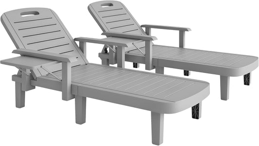 Outsunny 2-delige tuinligstoelenset met bijzettafeltje, houtlook ligstoel met 5 verstelbare rugleuning, weerbestendig, tot 120 kg belastbaar, voor tuin, outdoor, strand, lichtgrijs - QUORE