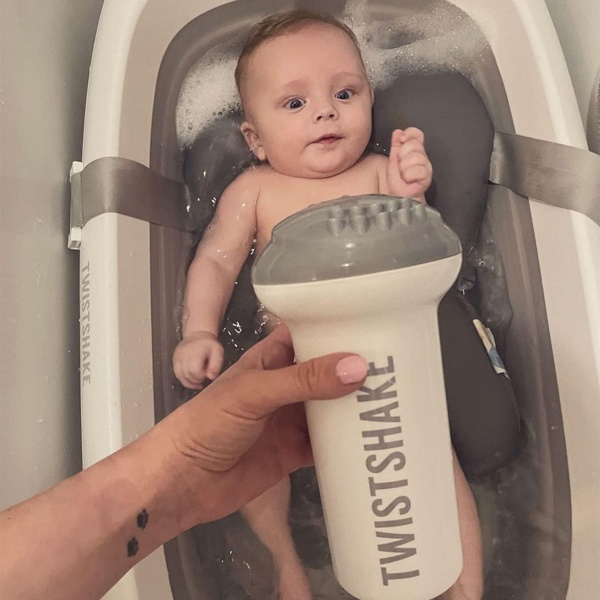 Twistshake Baby Bad Kit - Set van 4|Opvouwbaar Badje + Kussen + Bad Beker + 8x Herbruikbare Knijpzakjes van 220ml |Lichtgewicht- Draagbaar- Gemakkelijk Schoon Te Maken|Ergonomisch Ontwerp|BPA/BPS Vrij