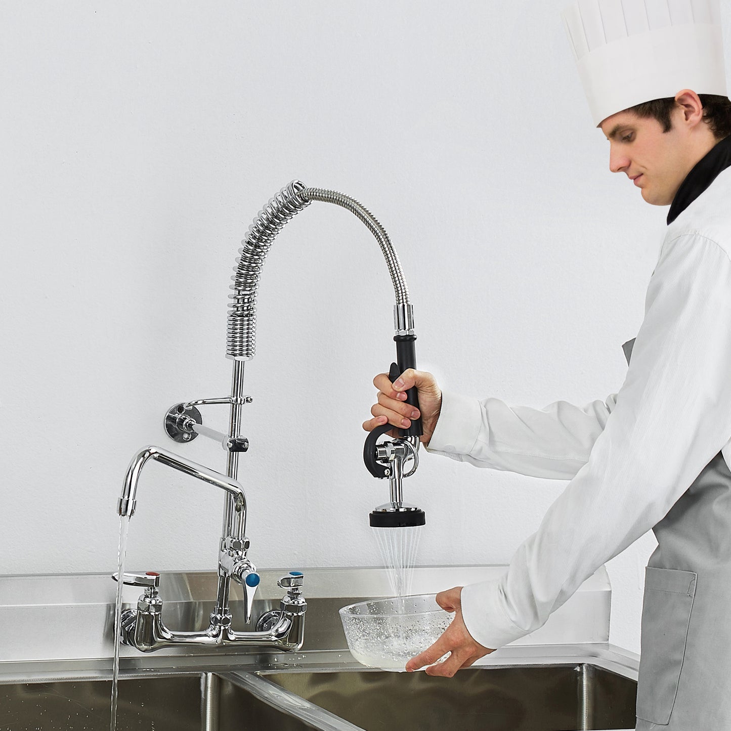 Professionele Keukenkraan – Wandkraan – Pre-Rinse Kraan – Commerciële Spoelkraan – Draaibare Uitloop – Messing Constructie – 25 Inch Hoogte – 12 Inch Scharnierende Uitloop
