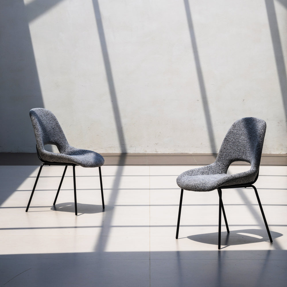 Eetkamerstoel – Stoel – Kuipstoel – Dinerstoel – Meubel – Scandinavisch Design – Lichtgrijs Bouclé – Metalen Onderstel – Comfortabele Bekleding – Houtvrij Frame
