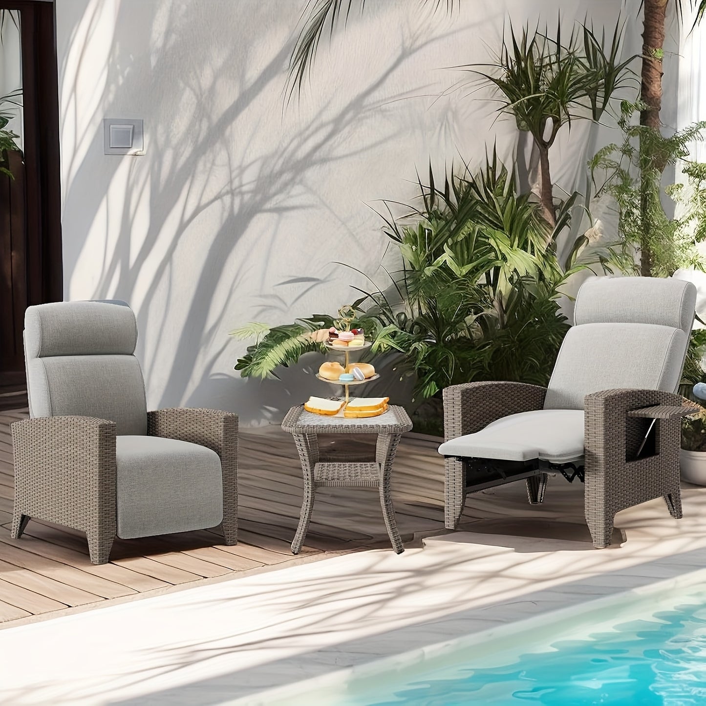 Rattan Loungestoel Set – Tuinstoel – Balkonstoel – Ligstoel – Relaxstoel – Verstelbare Rugleuning – Inklapbare Bijzettafel – Memory Foam Kussens – Metalen Frame – Inclusief Beschermhoes – Grijs – Set Van 2