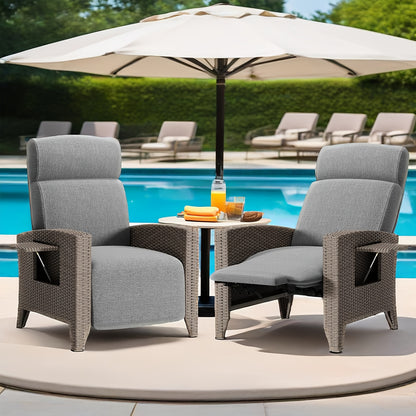 Rattan Loungestoel Set – Tuinstoel – Balkonstoel – Ligstoel – Relaxstoel – Verstelbare Rugleuning – Inklapbare Bijzettafel – Memory Foam Kussens – Metalen Frame – Inclusief Beschermhoes – Grijs – Set Van 2