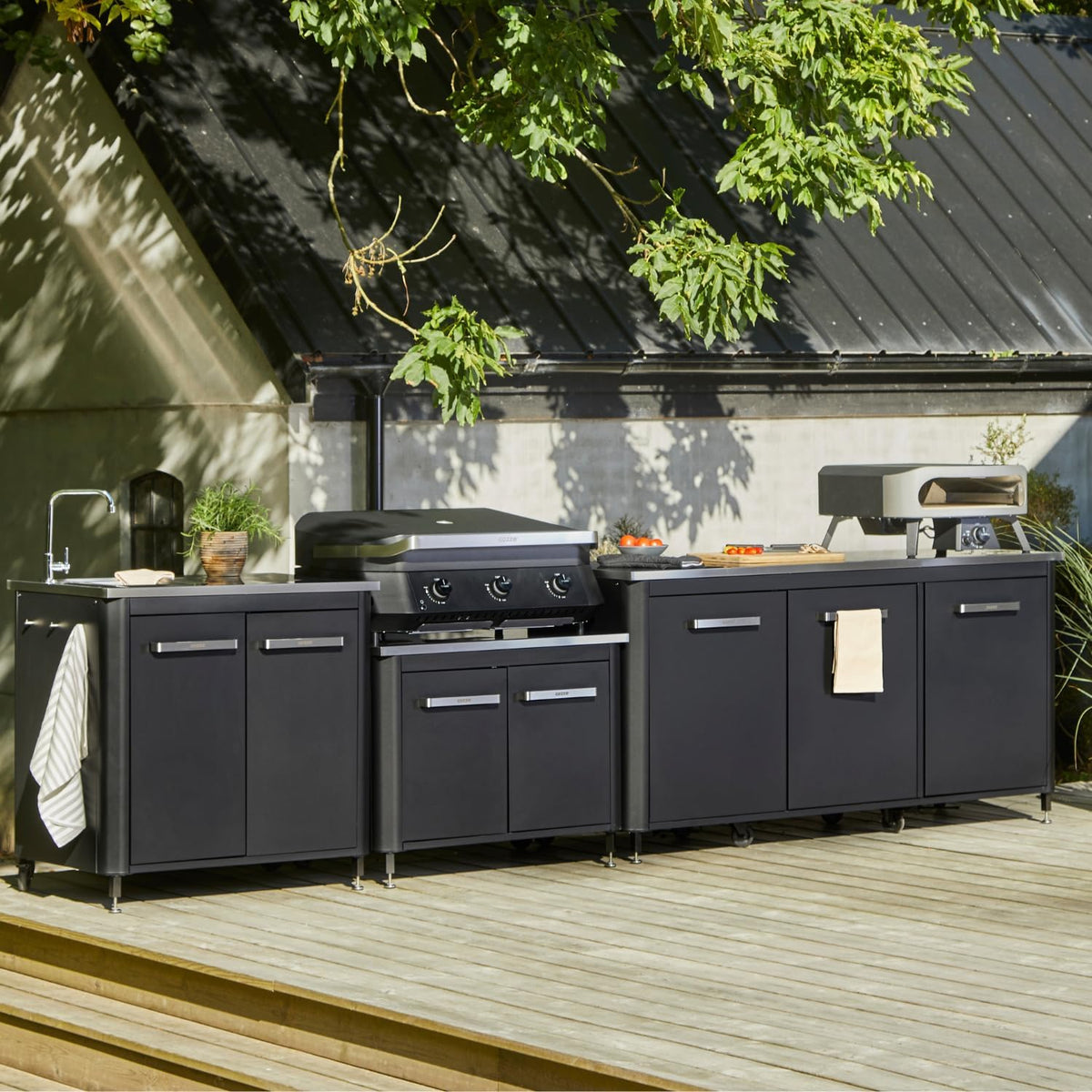 Cozze | Low outdoor kitchen H70 cm with stainless steel worktop | Ideal height for plancha | 2 doors | 2 shelves | 6 hooks | 4 wheels Ø75 mm | Powder coated steel | Load capacity 100 kg - QUORE