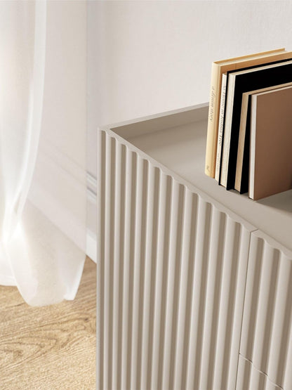 Selsey Commode Fiorra, 84 × 144 × 38,8 cm, lowboard met 3 gesloten vakken, 12 cm ovale poten van MDF, modern design met push-to-open opening, ideaal voor de eetkamer.