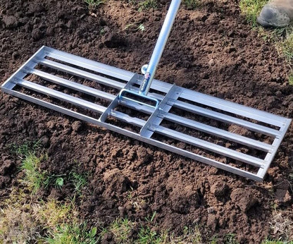 British Manufacturing Solutions 46" wide Stainless Steel Levelawn Lute: Premium leveling rake for top dressing, sowing, sowing/sand. Luxury full-length heavy-duty aluminum handle. (46" wide) - QUORE