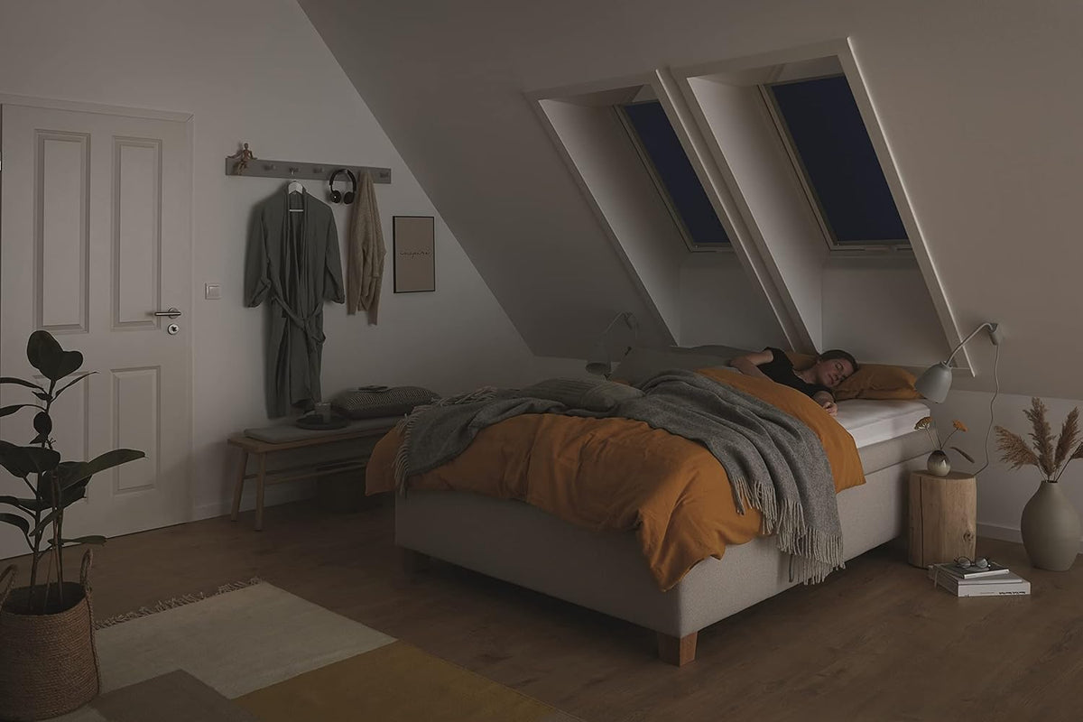 Origineel Roto Verduisterend Rolgordijn ZRV - Bijna Volledige Verduistering - Geleiderail Zilver - Voor Dakraam Serie Designo R4/R7 en Classic 43/73 - Maat 065/140 | 06/14 - Kleur Stof Blauw