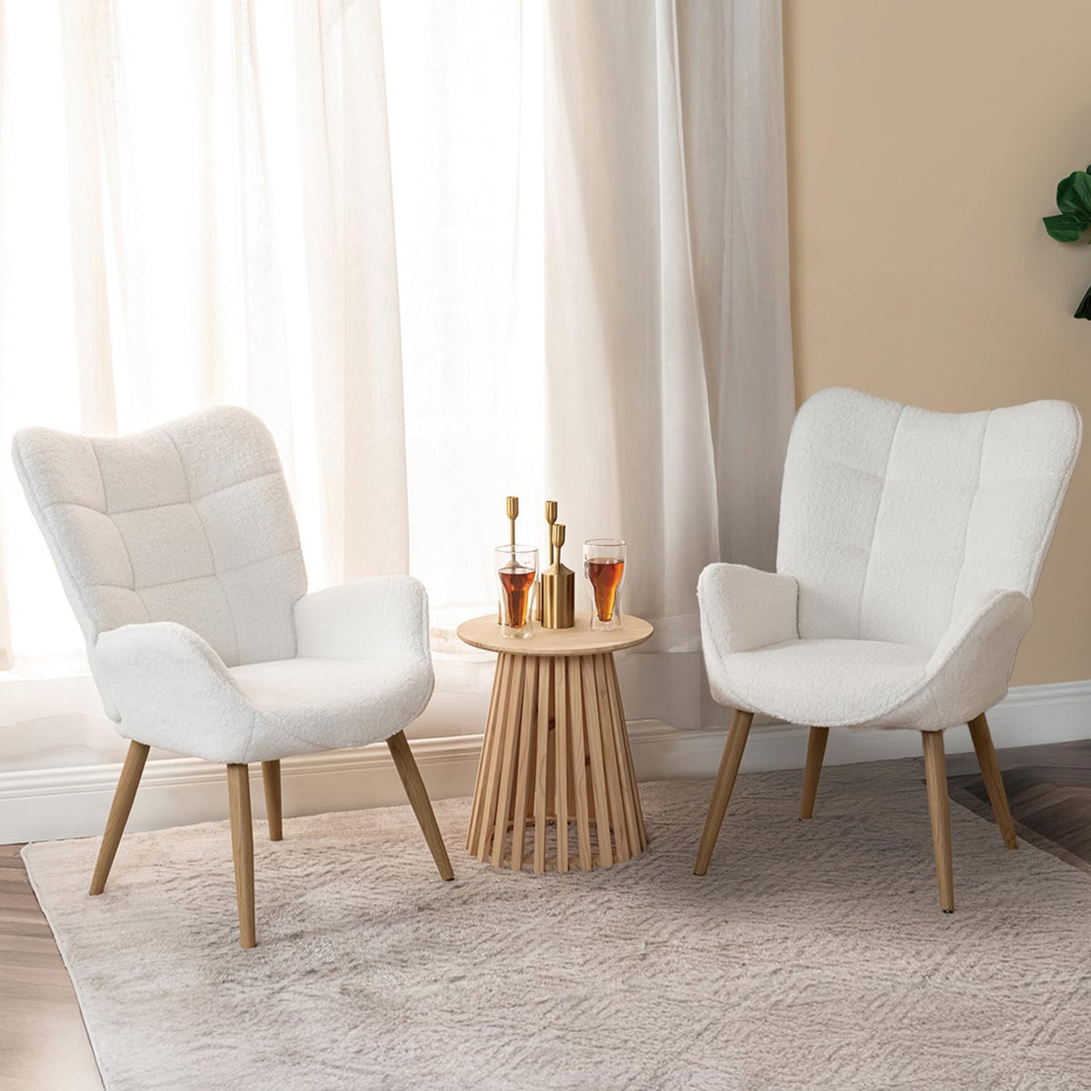 MEUBLE COSY Gestoffeerde fauteuil, woonkamerstoel met armleuningen, relaxstoel met hoge rugleuning en dik kussen, houten poten voor slaapkamer, woonkamer, bouclé stof, beige