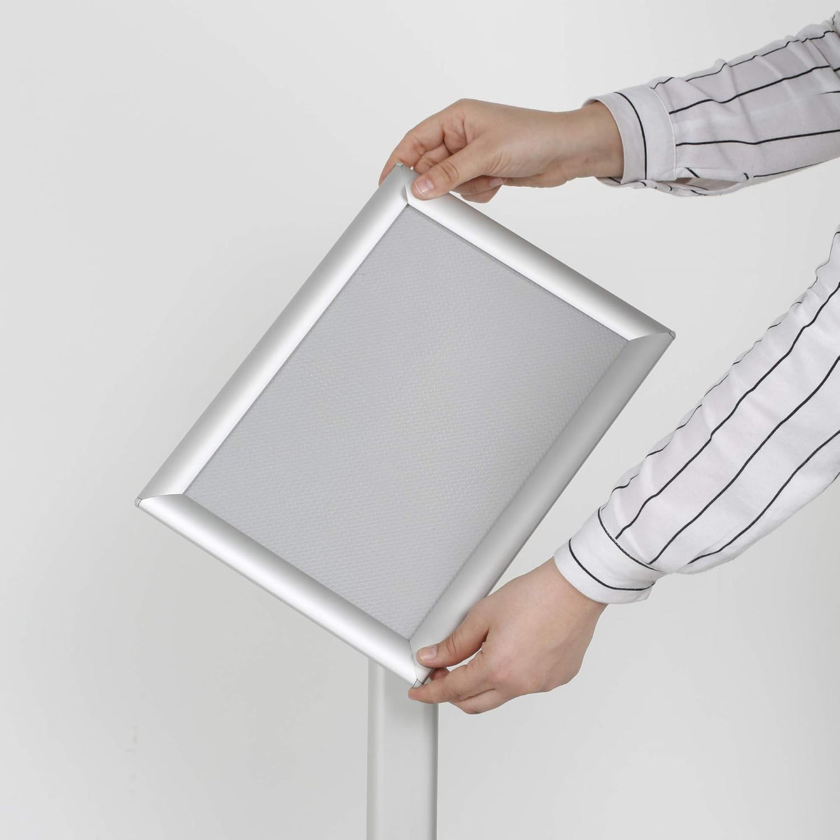 Menubord DIN A3 – Infostandaard – Vloerstandaard – Presentatiestandaard – Posterhouder – Zilverkleurig aluminium premium design – 120 cm totale hoogte, staand en liggend gebruik