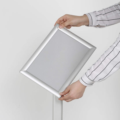Menubord DIN A3 – Infostandaard – Vloerstandaard – Presentatiestandaard – Posterhouder – Zilverkleurig aluminium premium design – 120 cm totale hoogte, staand en liggend gebruik