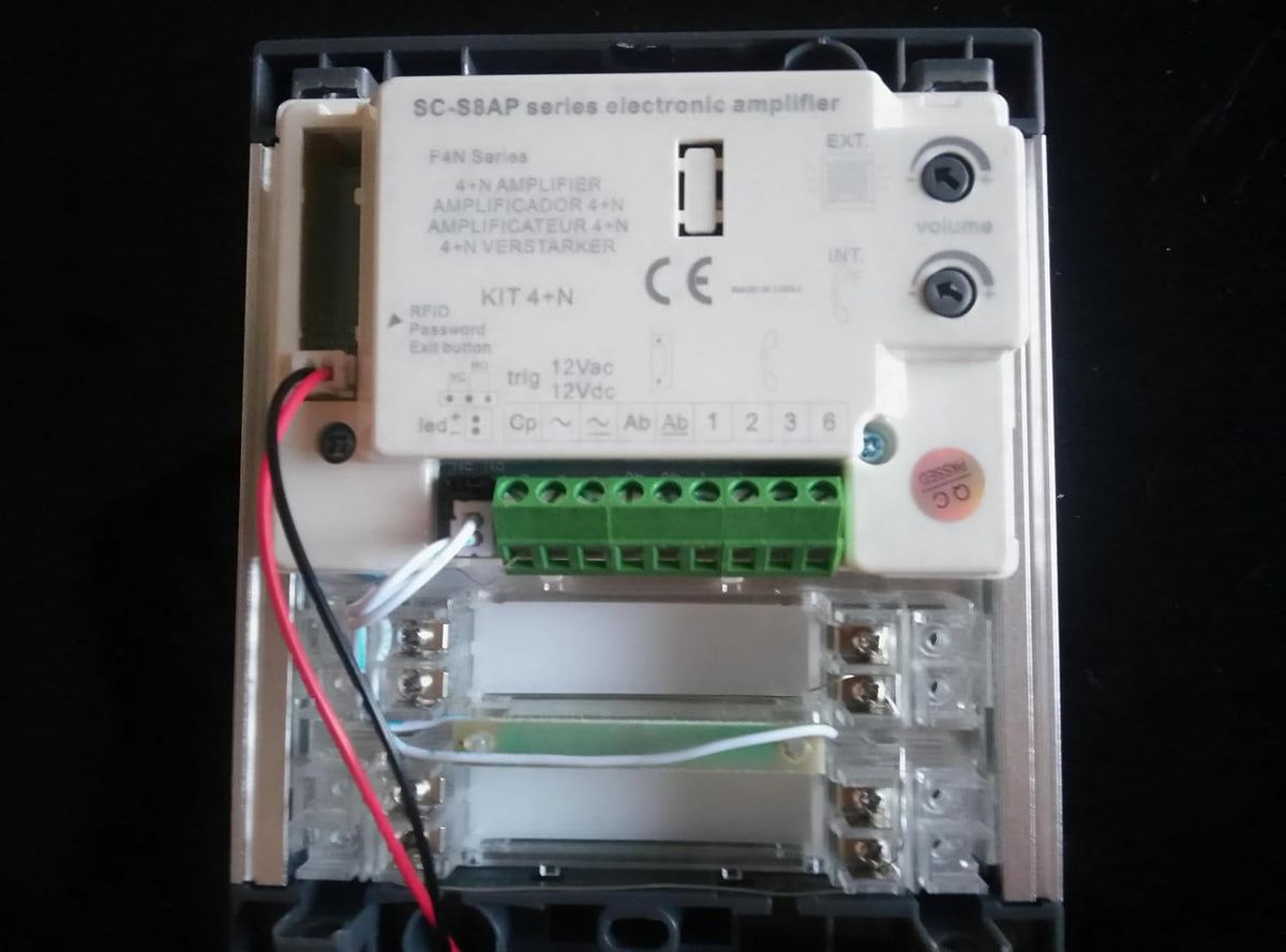 Automatische deurintercom met analoog systeem 4+n, voor gemeenschappen, compleet: straatbord, telefoons, inbouwdoos en voeding. Hoge kwaliteit van productie (5 appartementen)