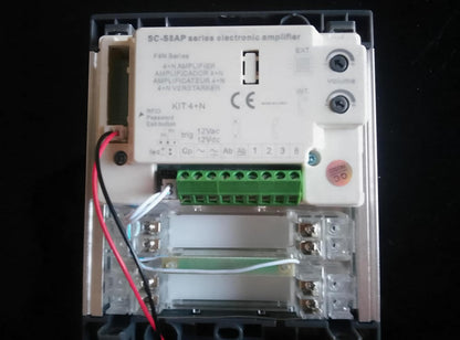 Automatische deurintercom met analoog systeem 4+n, voor gemeenschappen, compleet: straatbord, telefoons, inbouwdoos en voeding. Hoge kwaliteit van productie (5 appartementen)