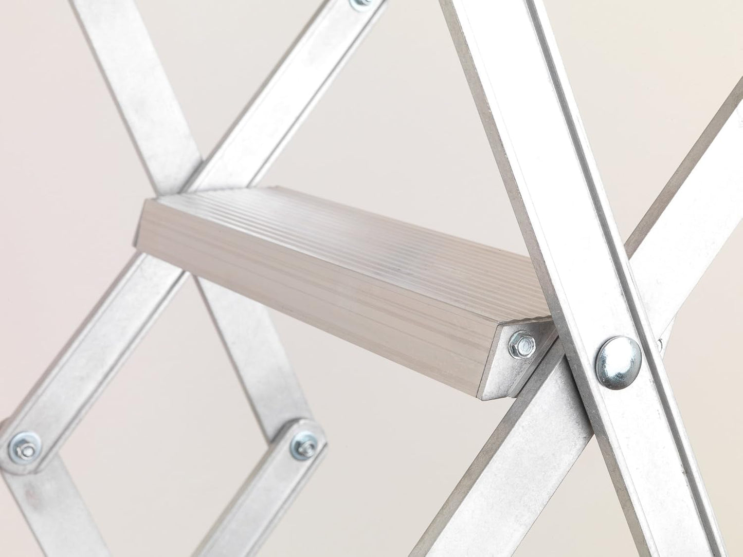 Alufix 9-Tread Concertina Loft Ladders - Ideaal voor kleine zolderruimtes | Easy DIY Fit | Aluminium | Vloer tot plafond 2.19m-2.46m (7.2ft-8.1ft)
