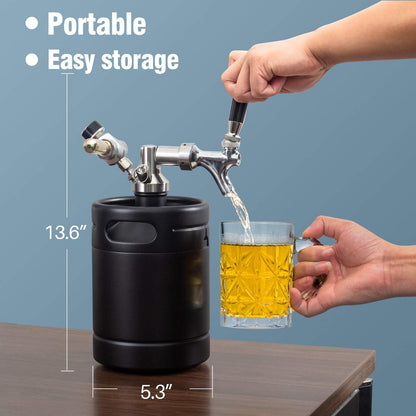 TMCRAFT 2 liter (64 oz) mini roestvrijstalen biervat met bierdispenserset, draagbare growler keg met bierkraan onder zelfregelingssysteem en CO2-regelaar houdt drank vers en koolzuurhoudend
