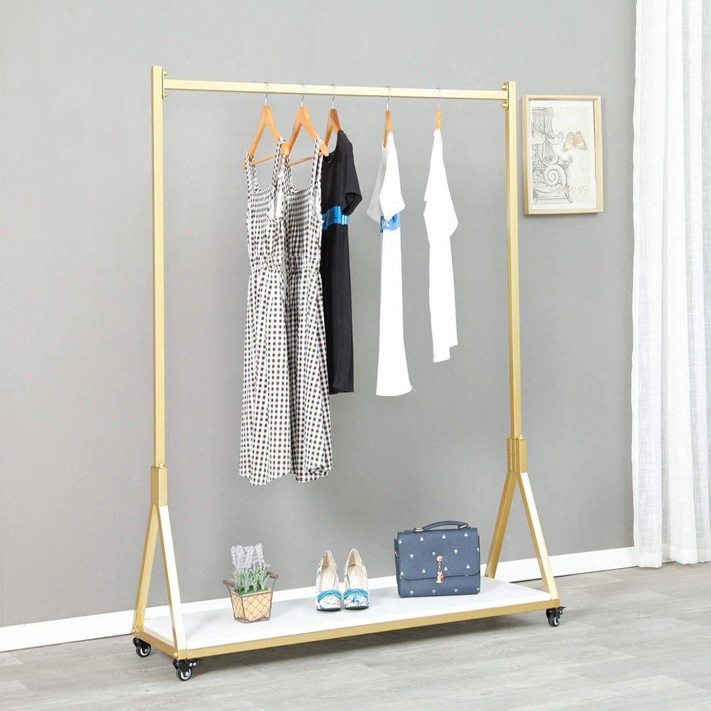 Kledingrek – Garderoberek – Kledingstandaard – Hangrek – Vrijstaand Kledingrek Goudkleurig – Metalen Frame En Houten Plank – Met 4 Rubber Wielen En Verstelbare Antislipvoeten
