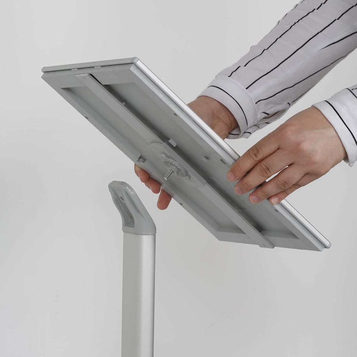 Menubord DIN A3 – Infostandaard – Vloerstandaard – Presentatiestandaard – Posterhouder – Zilverkleurig aluminium premium design – 120 cm totale hoogte, staand en liggend gebruik