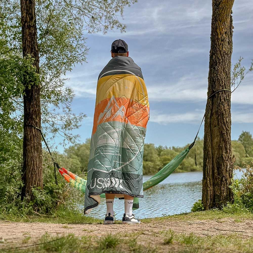 Bus-Boxx VOITED CloudTouch® 4-in-1 campingdeken, multifunctionele outdoordeken, kussen, slaapzak en poncho, waterafstotend, van gerecyclede materialen (Explore)
