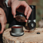 Draagbare Espressomachine - Koffiemachine - Handmatige Espresso Machine - met Beschermhoes - 18 bar - 80ml - voor Kantoor - Fietsen - Hiking - ‎10.6 x 7.8 x 7.1 cm - Grijs