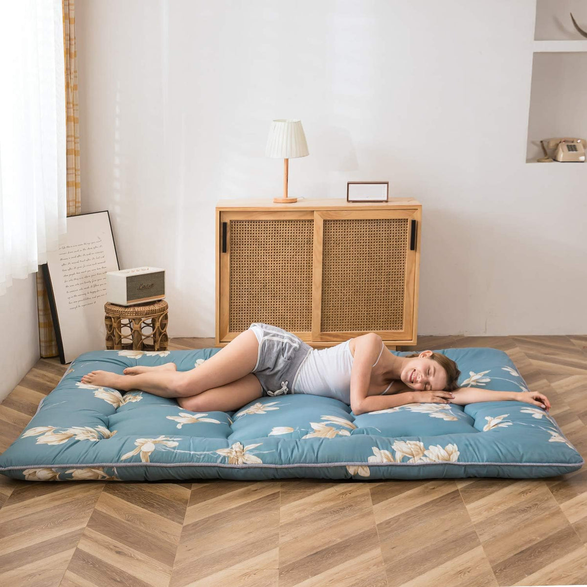 MAXYOYO Japanse vloermatras Futon-matras, dikker Tatami-mat slaapkussen opvouwbaar opklapmatras slaapzaal matraskussen vloer ligbed kussen bed (blauwe bloem, enkel)