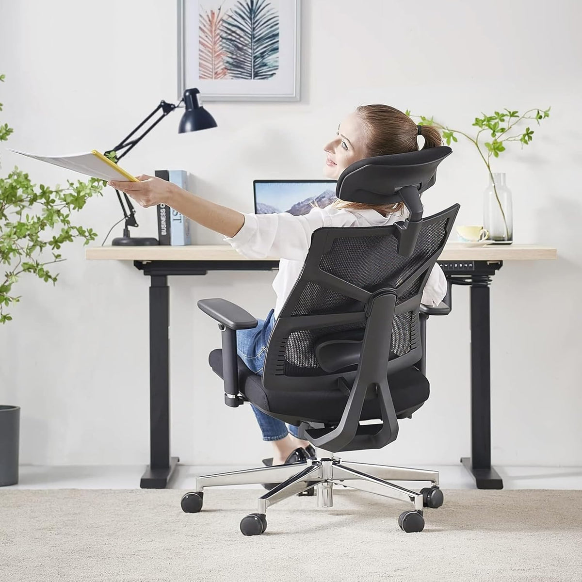 HOLLUDLE Ergonomische bureaustoel met adaptieve rugleuning, hoge rugleuning computerbureaustoel met 4D-armleuningen, verstelbare zitdiepte, lendensteun en 2D-hoofdsteun, draaibare taakstoel, zwart